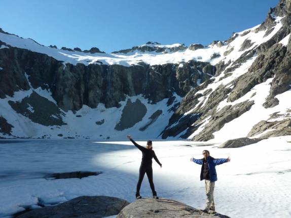 Felizes ao chegar à paisagem gelada e grandiosa da Laguna Témpanos, 45 minutos acima do refúgio San Martín, região de Bariloche, na Argentina